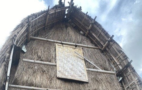 Struktur bale Sasak dari bawah